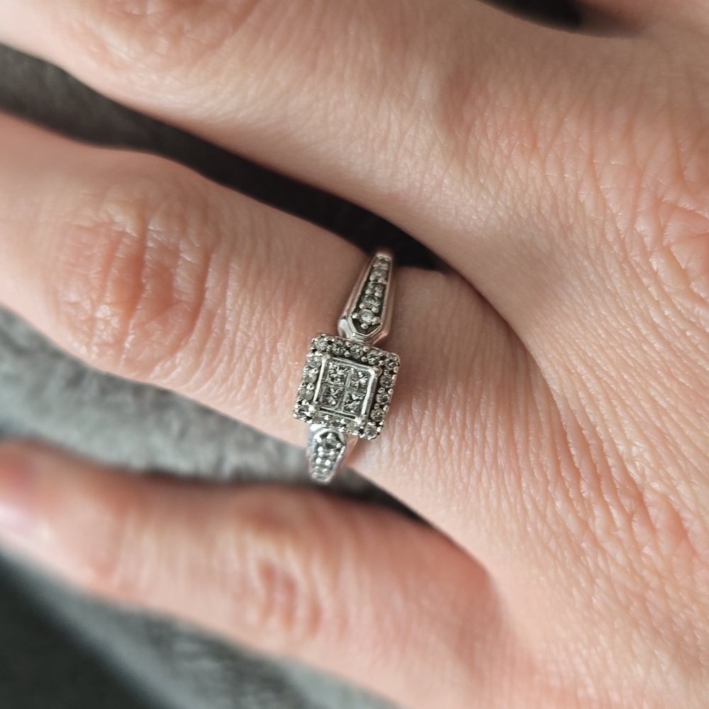 Engagement ring - Picture 2 of 4